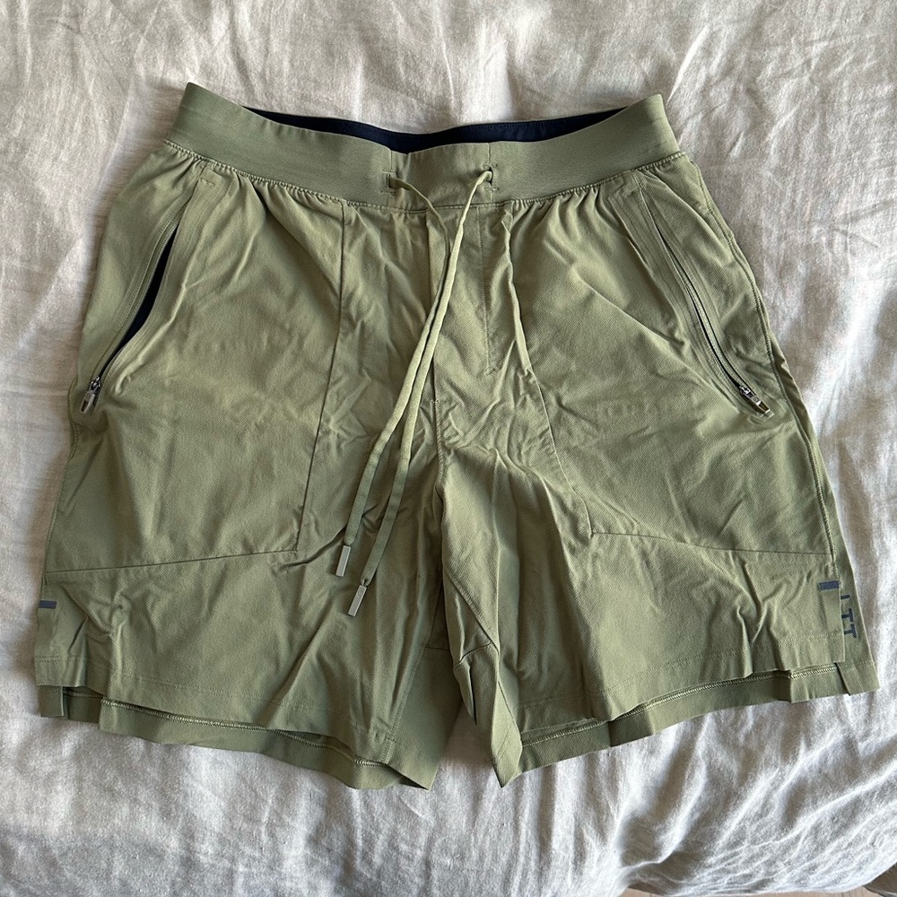 10/10 condition lululemon license to train short 7” lined olive green mens sz m